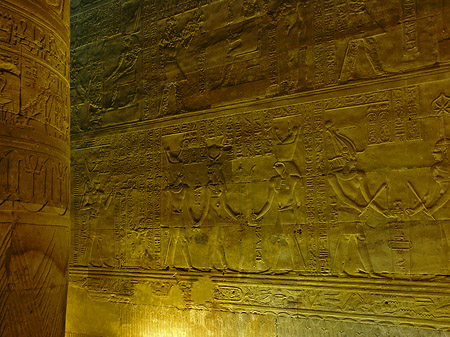 Hyroglyphen im Horustempel Foto 