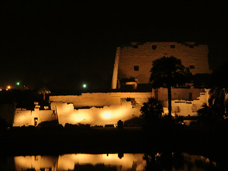 Karnak Tempel bei Nacht Foto 