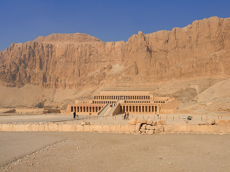 Eingang zum Tempel mit Berg Foto 