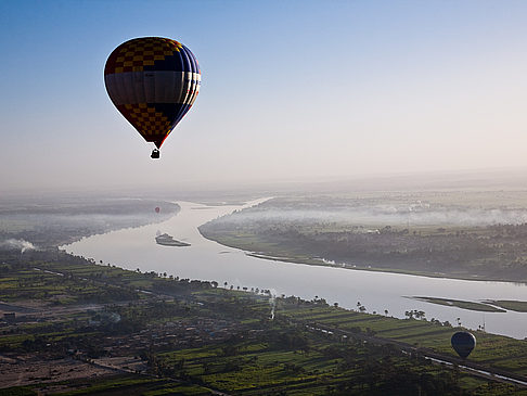  Bild Attraktion  Aus dem Heißluftballon Theben-West erkunden